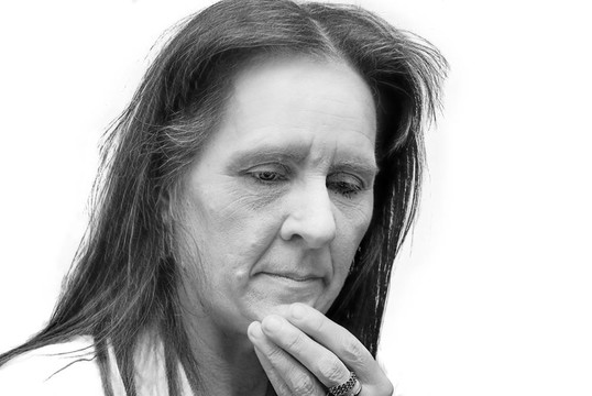 悲傷的成熟的女人