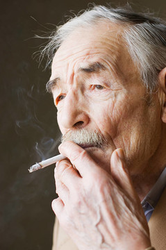 老人在夾克的胡子