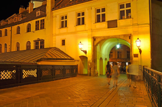 歷史地標(biāo)在布拉迪斯拉發(fā)老城區(qū)的Michaels Gate（名：Michalska brana）。晚上