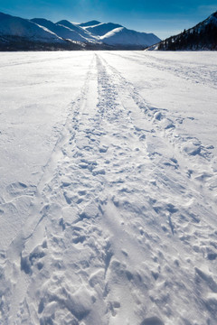 風(fēng)吹雪車上雪山湖