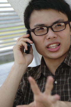 亞洲男子在電話交談