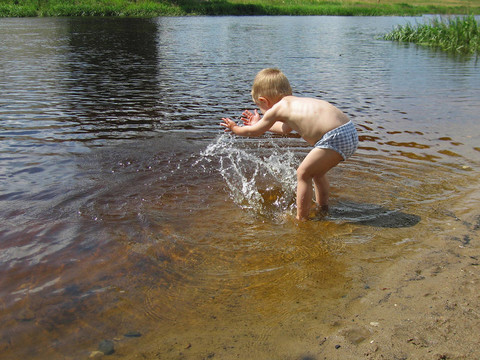 孩子在水中