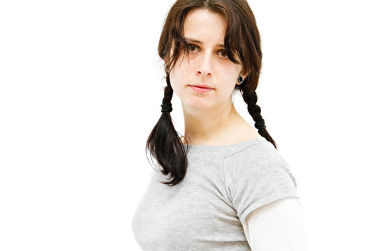 一個(gè)白人的黑發(fā)女人白色隔離