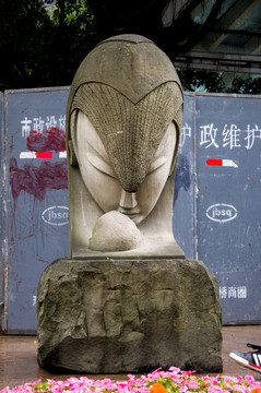 女性雕塑
