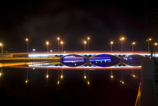 夜間霓虹燈橋