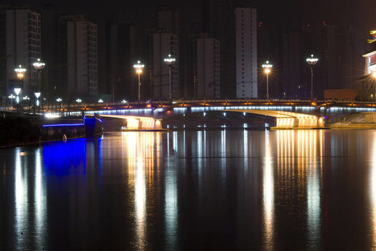 夜間霓虹燈橋