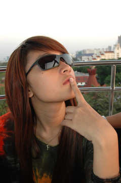 年輕的女士戴著太陽鏡