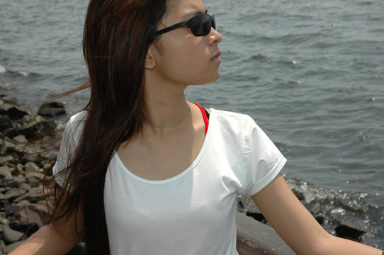 年輕的女士戴著太陽(yáng)鏡