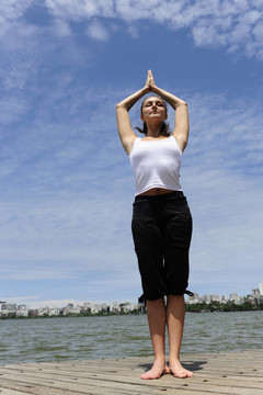 女人meditataing戶外
