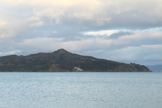 在一個(gè)陰天傍晚地平線上的天使島海景