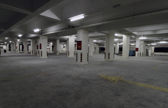 空曠的地下停車場