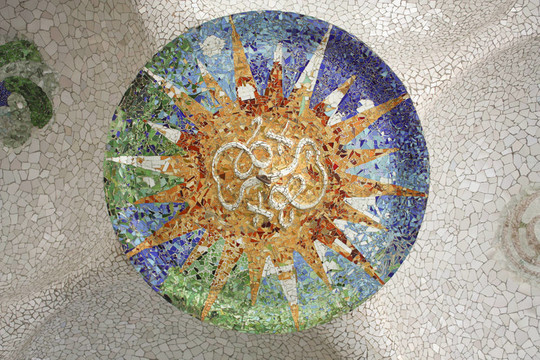 高迪馬賽克；花環(huán)