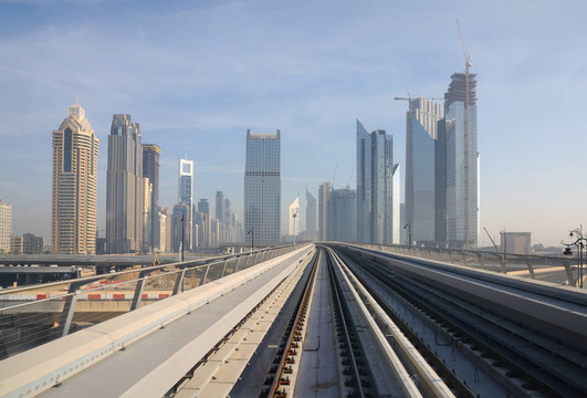 在Sheikh Zayed路地鐵軌道；阿聯(lián)酋迪拜