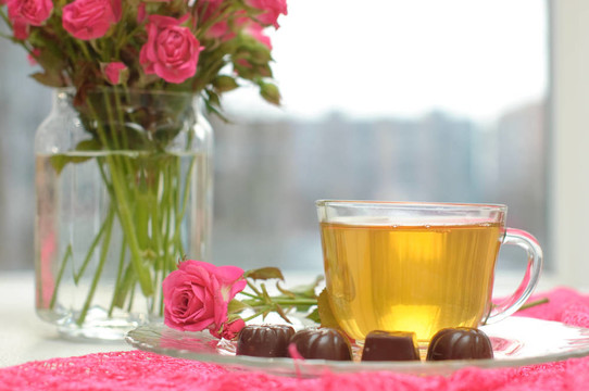 茶；巧克力和粉紅玫瑰