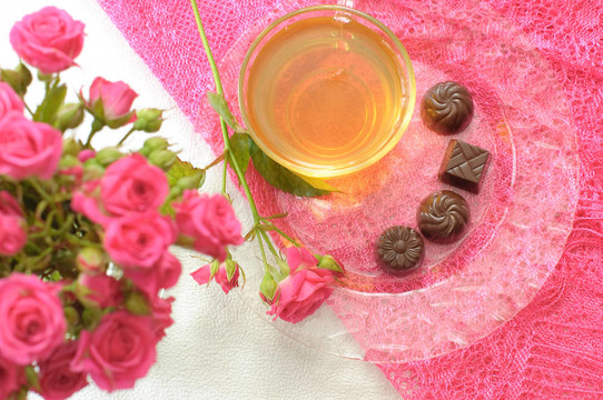 茶；巧克力和粉紅玫瑰