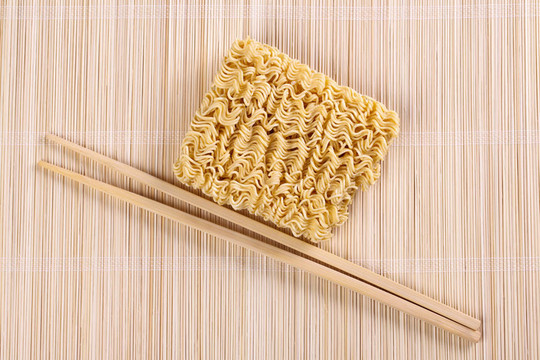 干燥的中國面條和筷子
