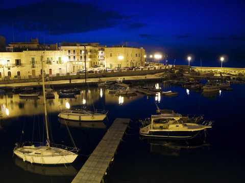 焦維納佐海港夜景。Apulia。