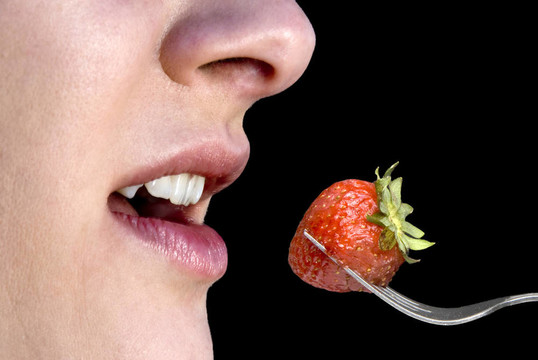 女人吃Strawberry
