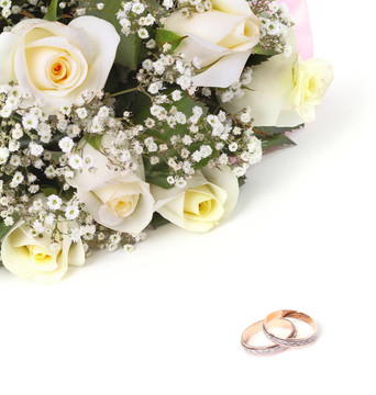 結(jié)婚戒指和玫瑰花花束