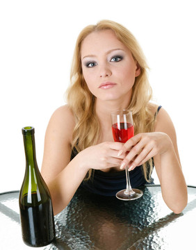 優(yōu)雅的女人與葡萄酒在手在咖啡館