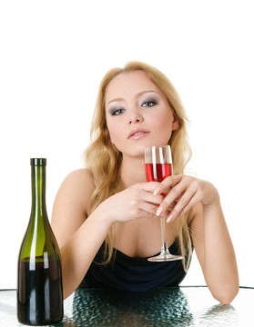 優(yōu)雅的女人與葡萄酒在手在咖啡館