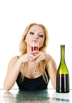 優(yōu)雅的女人與葡萄酒在手在咖啡館