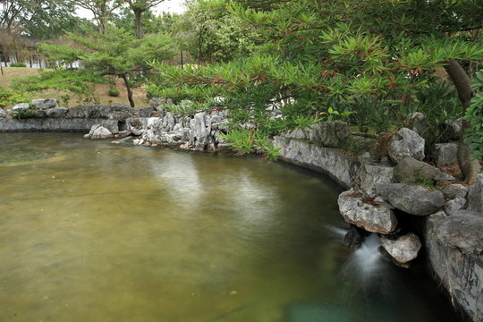 帶水池的中國(guó)園林