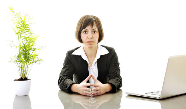 商務女性在筆記本電腦上工作