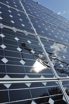 具有Wind Turbine反射的太陽能電池板