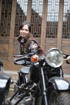 女人騎摩托車