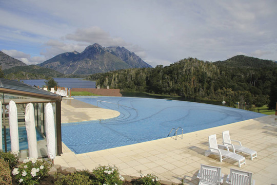游泳池在Bariloche山旅游度假區(qū)；阿根廷