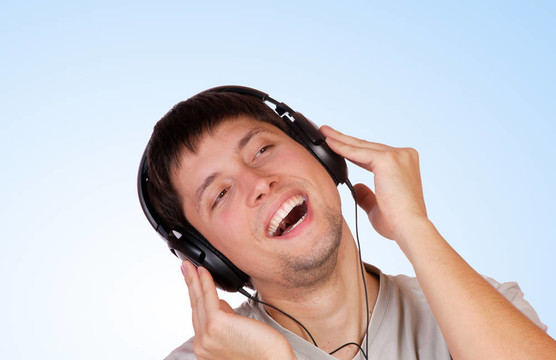 男人在聽音樂