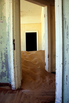 沙丘边的房子里