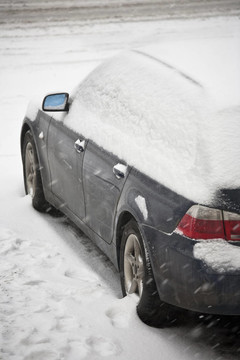 積雪覆蓋的汽車