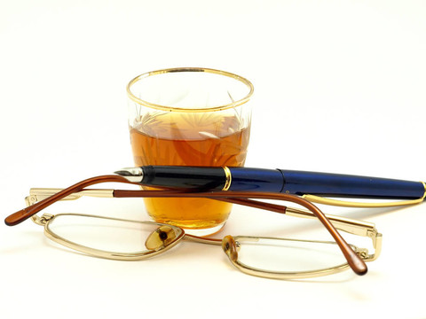 鋼筆；酒杯和玻璃杯