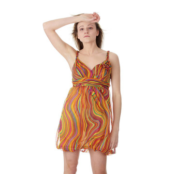美麗的女孩模型在夏天的衣服與飄動的頭發(fā)和衣服