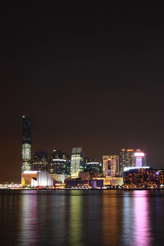 香港的夜晚；許多高大的建筑物