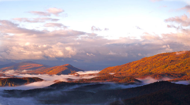 秋天的早晨，山霧在山谷中。