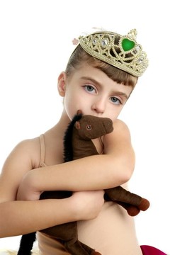 美丽的小芭蕾女孩抱着玩具马