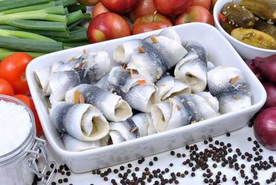 在一個(gè)白色的盤子有機(jī)鮮鯡魚卷