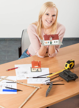 工作桌上的女建筑師