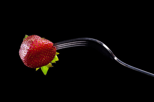 Strawberry在叉子上。