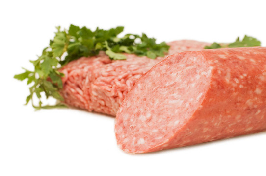 五香碎肉香腸孤立在白色背景