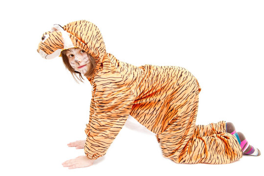 小女孩穿著白色的老虎服裝