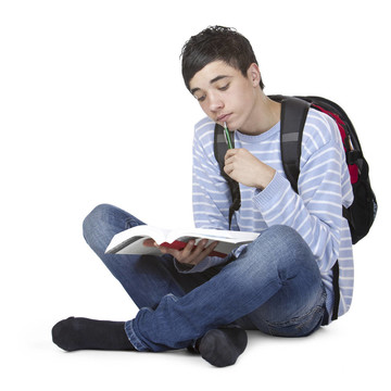 年輕英俊的男學(xué)生學(xué)習(xí)與研究的書