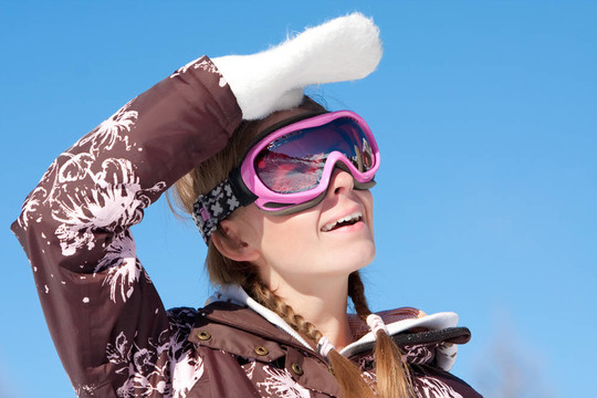 戴滑雪面具的年輕女孩