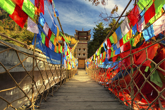掛滿經(jīng)幡的索橋