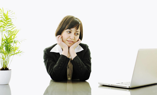商務女性在筆記本電腦上工作