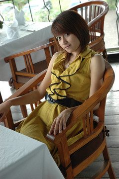 小姐坐在椅子上