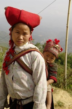 苗族婦女和嬰兒紅